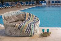  פינת ישיבה לצד בריכה חיצונית - ספא במלון לאונרדו פלאזה טבריה