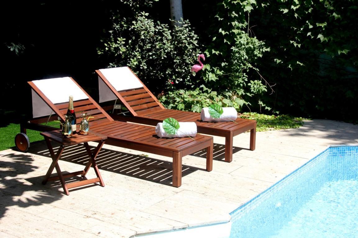  פינת ישיבה לצד בריכה חיצונית - ספא פיתוח