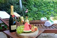 כיבוד קל ליד הבריכה - ספא פיתוח