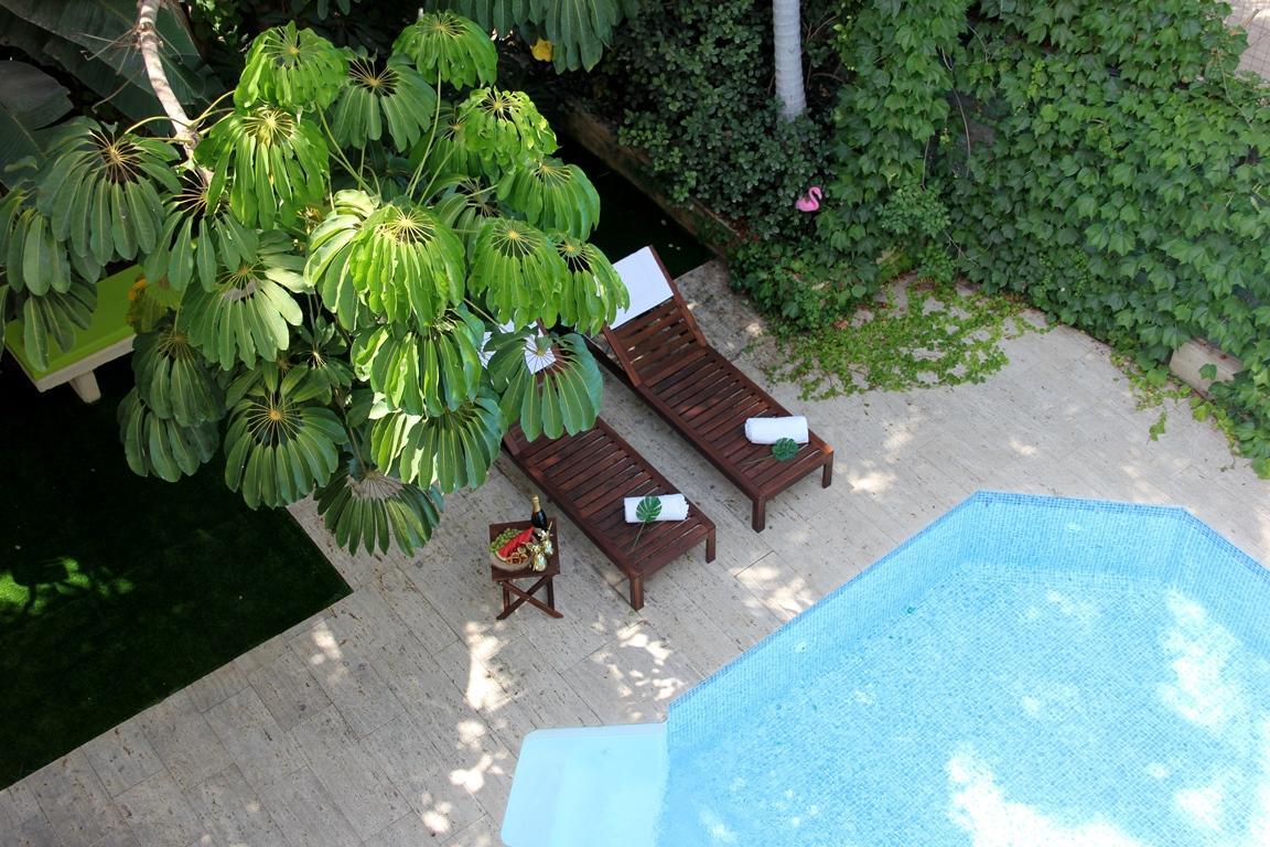 פינת ישיבה לצד בריכה חיצונית - ספא פיתוח