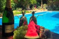 פירות ושמפניה אל מול בריכה חיצונית - ספא פיתוח