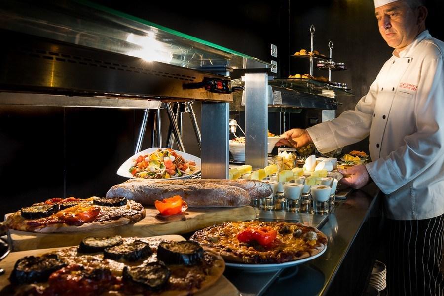  חדר אוכל במלון - ספא במלון לאונרדו בוטיק רחובות