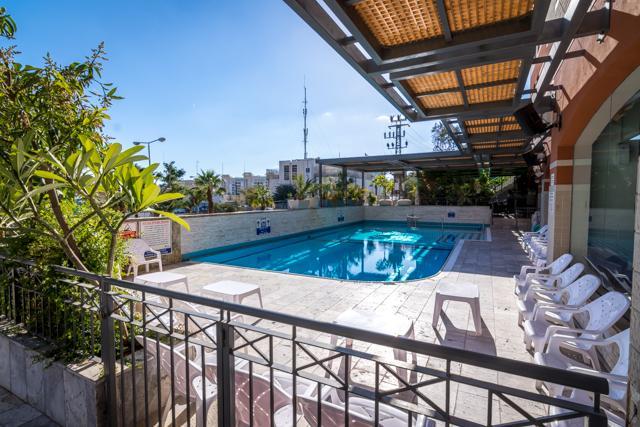  בריכה חיצונית - ספא במלון קומפורט