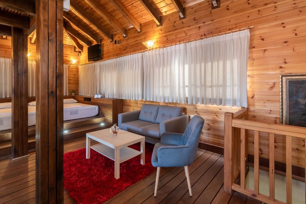 פינת ישיבה בסוויטה - אחוזת ברש מושב ברק