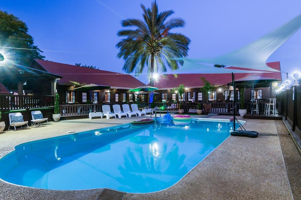  בריכה חיצונית - אחוזת ברש מושב ברק