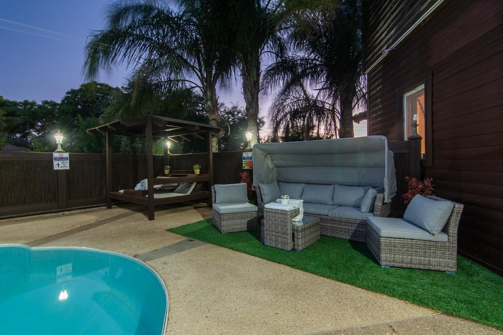 פינת ישיבה לצד בריכה - אחוזת ברש מושב ברק