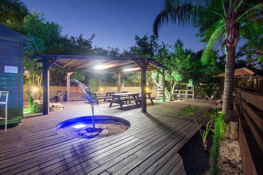  פינת ישיבה מקורה - אחוזת ברש מושב ברק