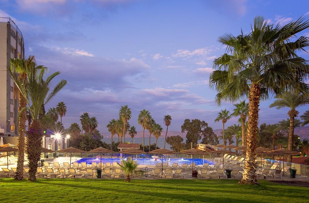  בריכה חיצונית ומדשאות - ספא מלון לייקהאוס טבריה