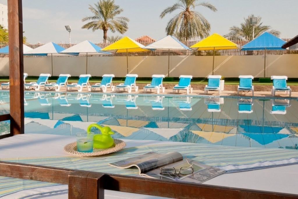  בריכה חיצונית ומיטות שיזוף - ספא במלון לאונרדו קלאב טבריה