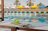  בריכה חיצונית ומיטות שיזוף - ספא במלון לאונרדו קלאב טבריה