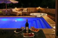  בריכה ופינוקים - ספא פנחס וגסטון