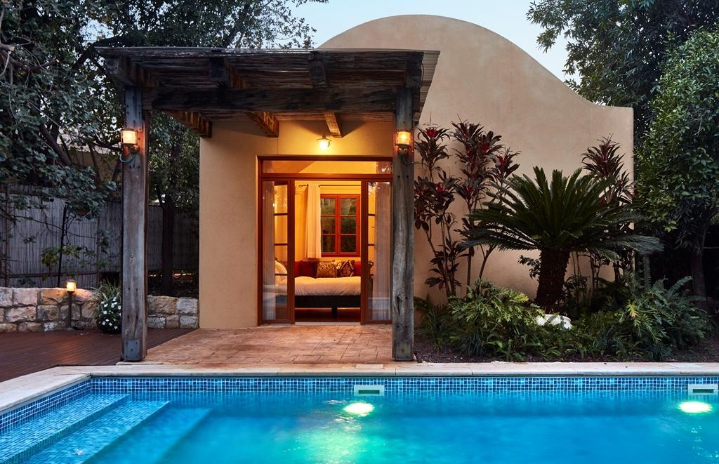   בריכה חיצונית וחזית הצימר - ספא פנחס וגסטון