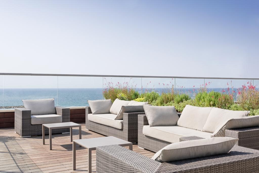 פינת ישיבה בבריכת המלון - ספא הוריזון במלון שרתון גרנד תל אביב