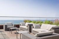 פינת ישיבה בבריכת המלון - ספא הוריזון במלון שרתון גרנד תל אביב