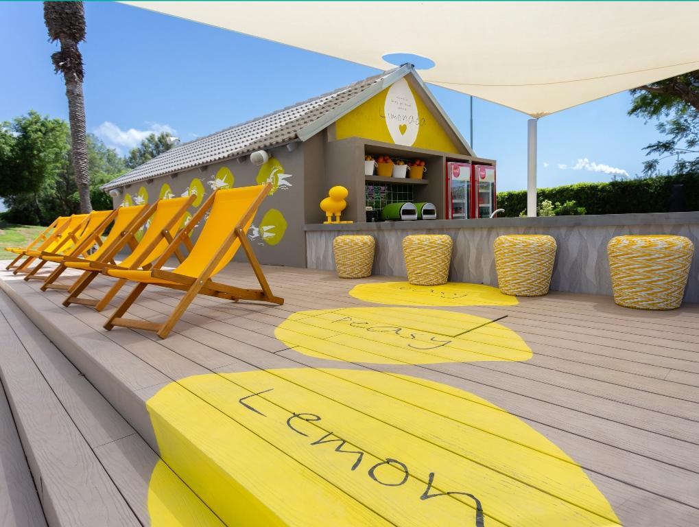 פינות ישיבה בבריכה - ספא במלון דן קיסריה ריזורט 