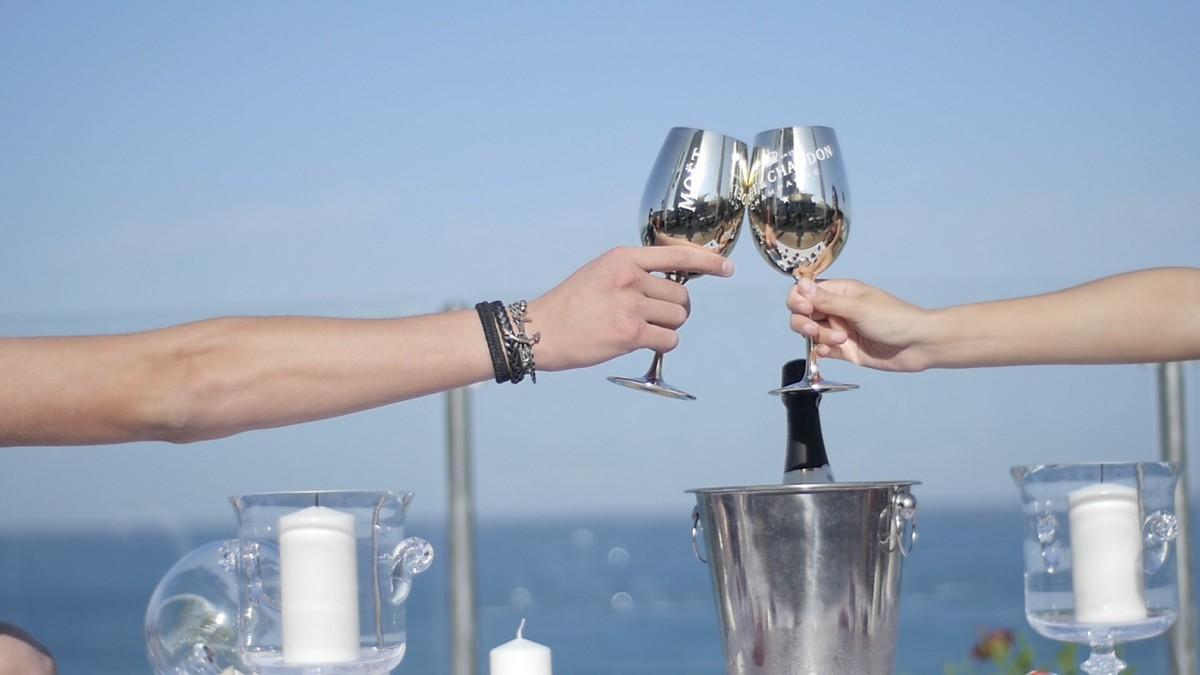 זוג אורחים נהנים עם יין - שרנא ספא במלון השרון הרצליה