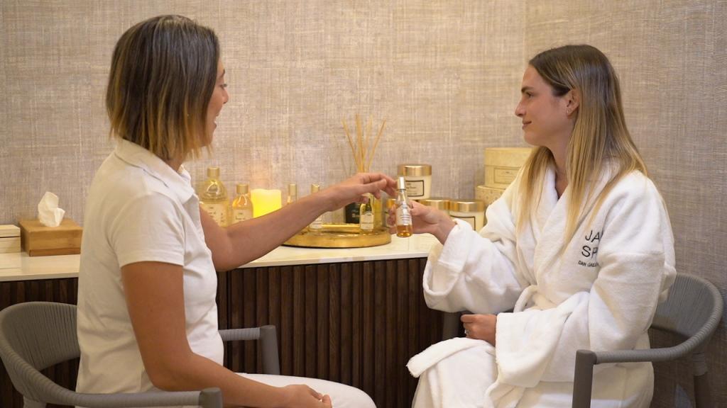 בחירת שמנים לעיסוי - ספא במלון דן קיסריה ריזורט 