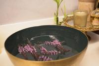 פרחים במים לאווירה  - ספא במלון דן קיסריה ריזורט 