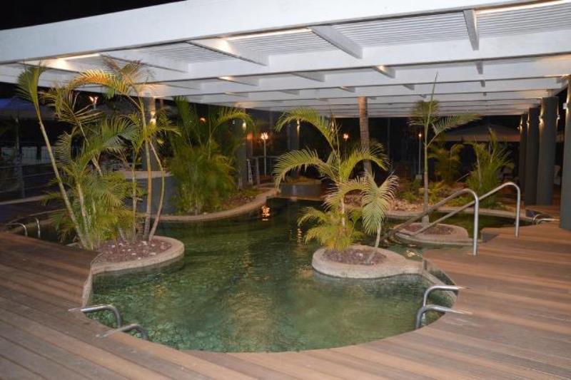  בריכה - ספא בחמת גדר