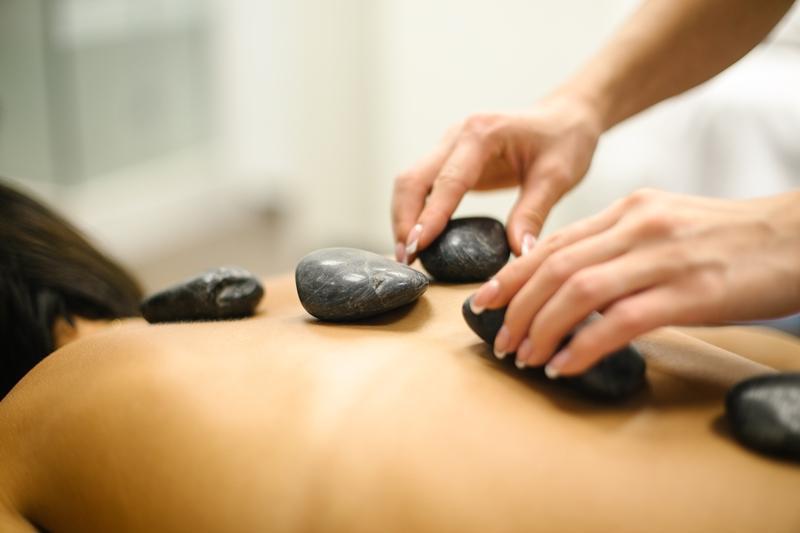  עיסוי עם אבנים חמות - ספא מלון מאריס