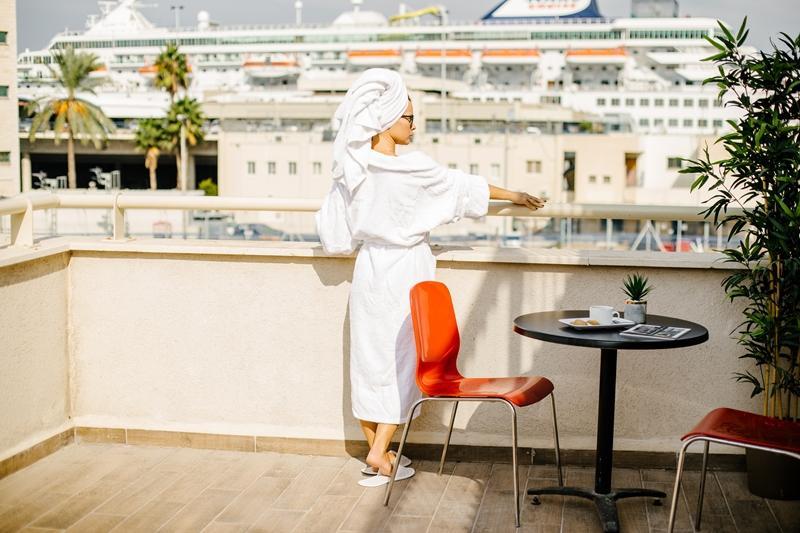  אורחת במרפסת - ספא מלון מאריס