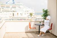   אורחת במרפסת עם פינת ישיבה - ספא מלון מאריס