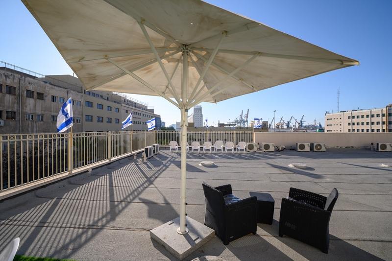  מרפסת עם פינת ישיבה - ספא מלון מאריס