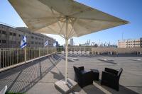  מרפסת עם פינת ישיבה - ספא מלון מאריס