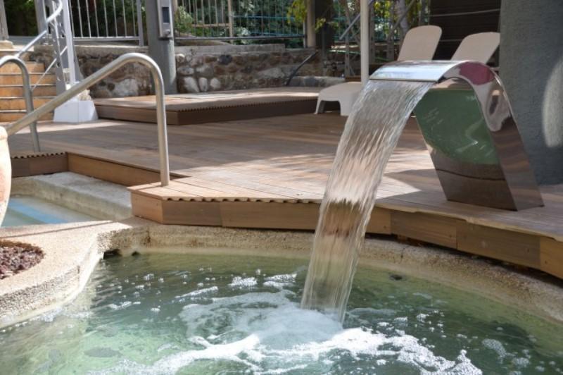  מפל בבריכה - ספא וילג חמת גדר