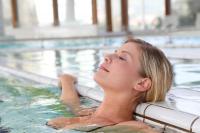   אורחת בבריכה - ספא מרחצאות געש