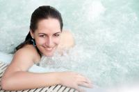  אורחת בבריכה - ספא מרחצאות געש