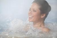   אורחת בבריכה - ספא מרחצאות געש