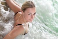    אורחת בבריכה - ספא מרחצאות געש