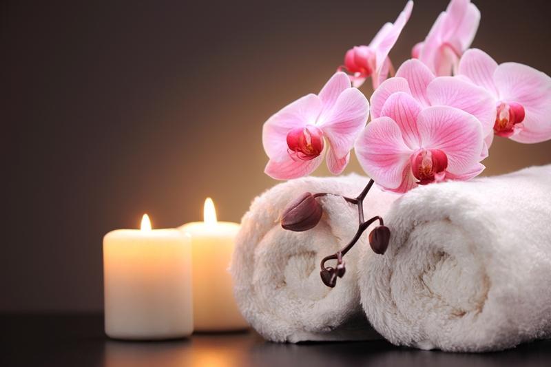  מגבות ונרות  - ספא הולמס פלייס - מודיעין