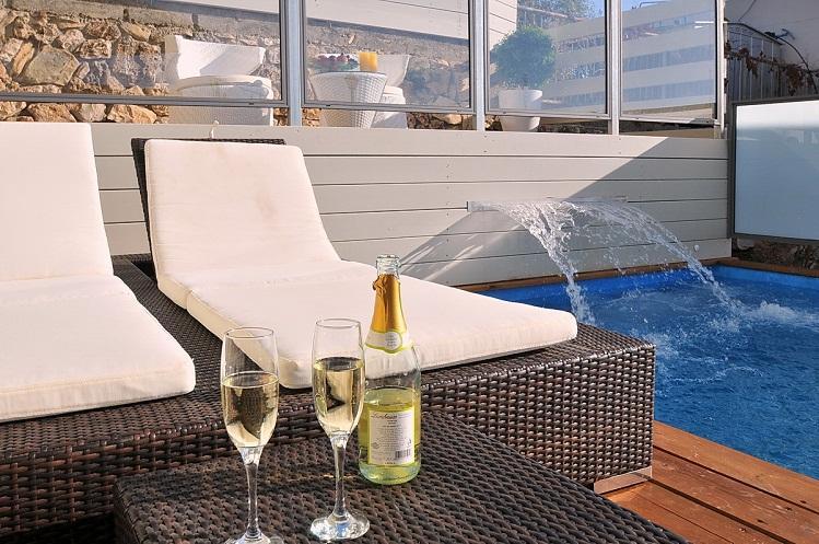  מיטות שיזוף לצד הבריכה - שאטו פרסטיז