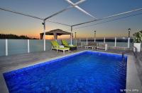  בריכה בשקיעה - שאטו פרסטיז