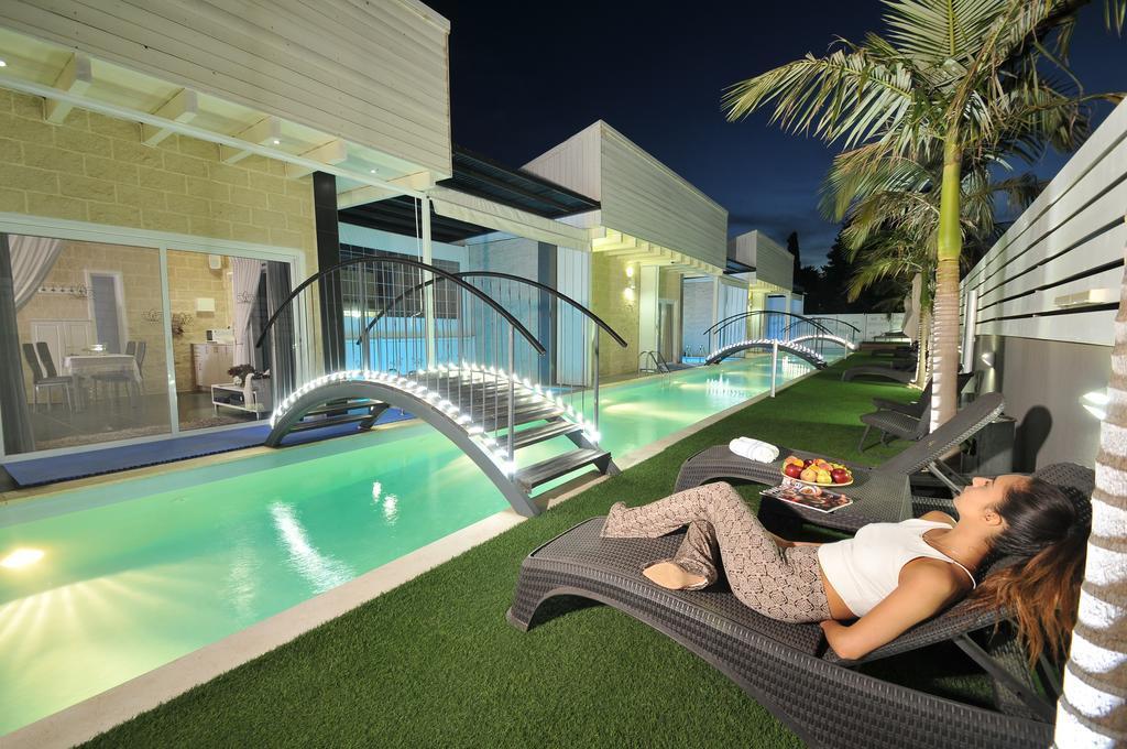  בריכת השחייה עם מיטות שיזוף - אחוזת מיא