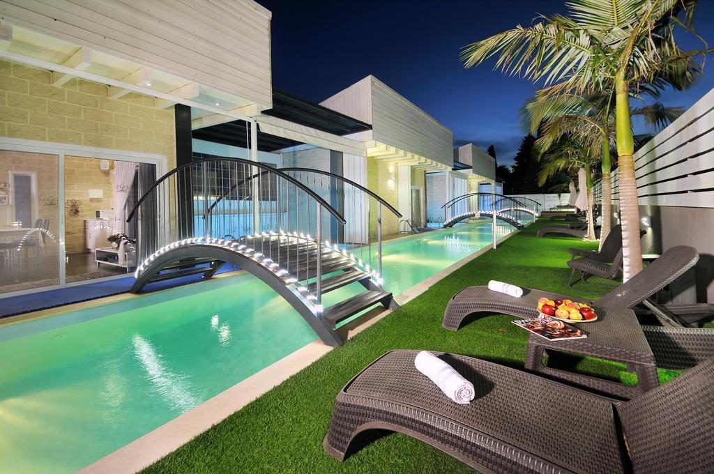  בריכה ומיטות שיזוף - אחוזת מיא