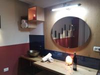  נרות ומגבות בחדר טיפולים  - ספא במלון ביאזי