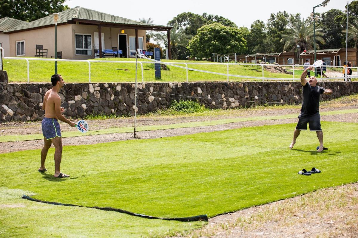  אורחים משחקים מטקות  - כפר הנופש דריה