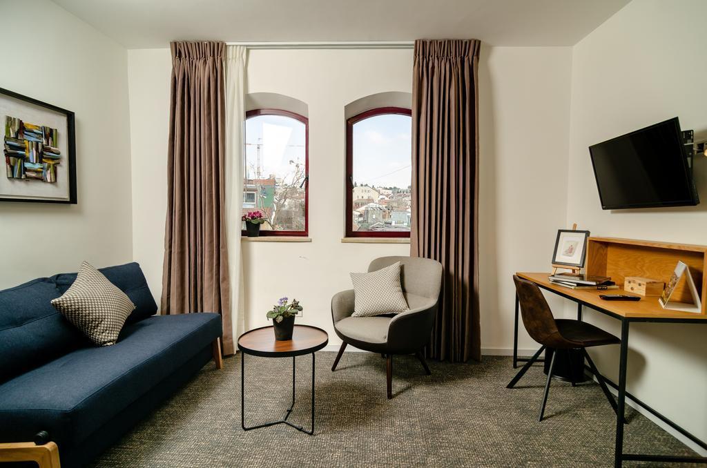  חדר עבודה עם פינת ישיבה בסוויטה - ספא במלון ביאזי