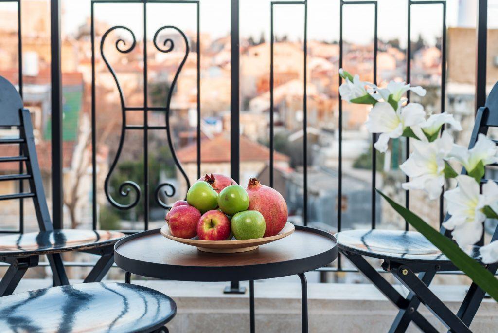  מרפסת עם פינת ישיבה - מלון ביאזי