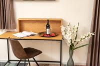  שולחן עבודה עם יין - מלון ביאזי