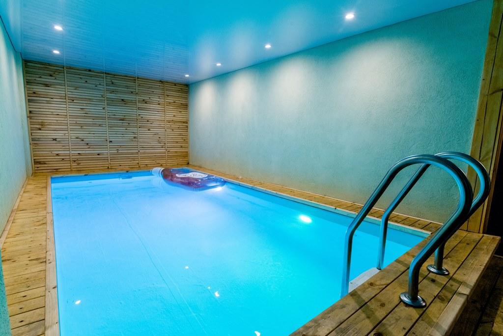  בריכה פנימית מחוממת - סי וויו