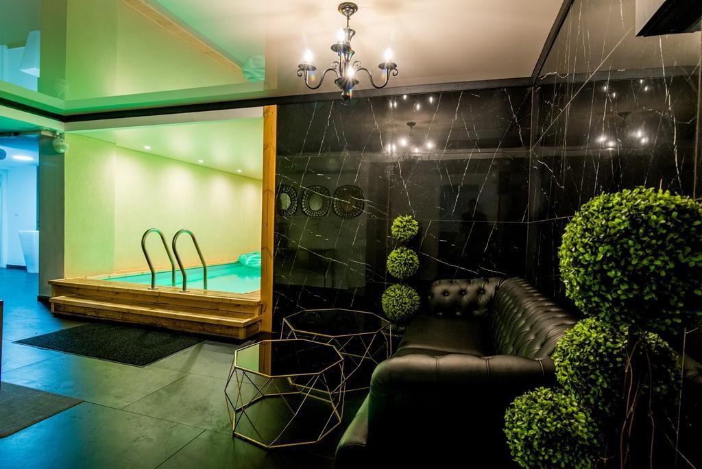    בריכה פנימית ופינת ישיבה - סי וויו