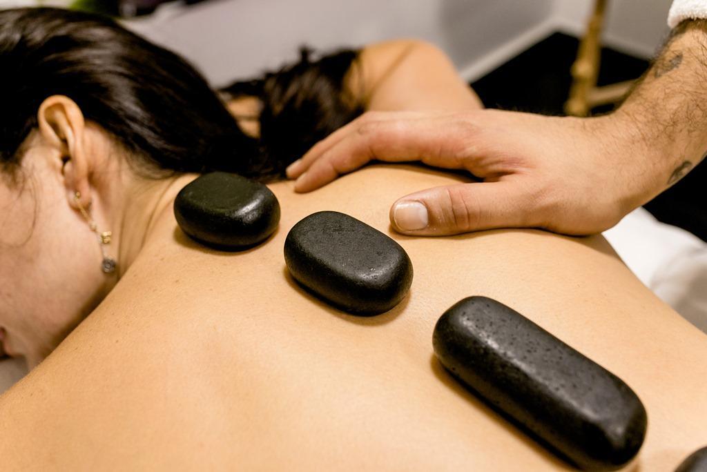   עיסוי עם אבנים חמות - ספא סי וויו