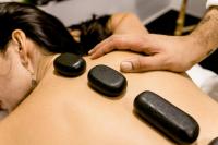   עיסוי עם אבנים חמות - ספא סי וויו