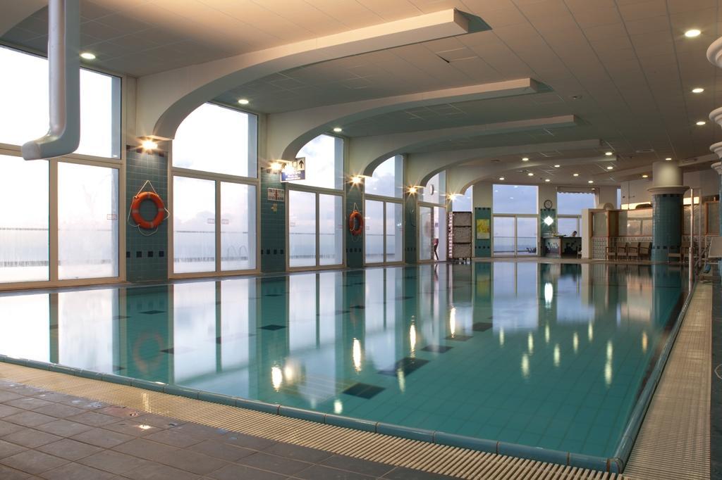   בריכת שחייה - ספא במלון דן תל אביב