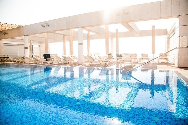 בריכה חיצונית - ספא במלון ריץ קרלטון הרצליה