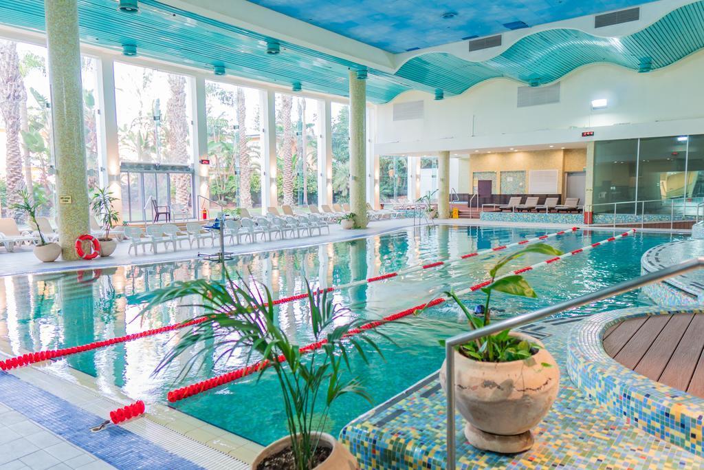 בריכה פנימית - אושן ספא ריזורט במלון גייקוב חדרה